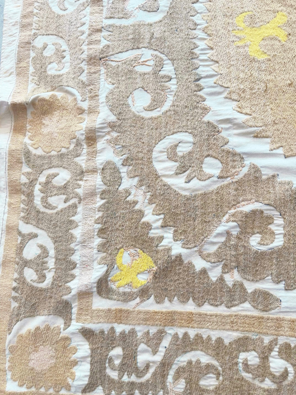 El İşlemesi Suzani Duvar Örtüsü 125 x 128 cm