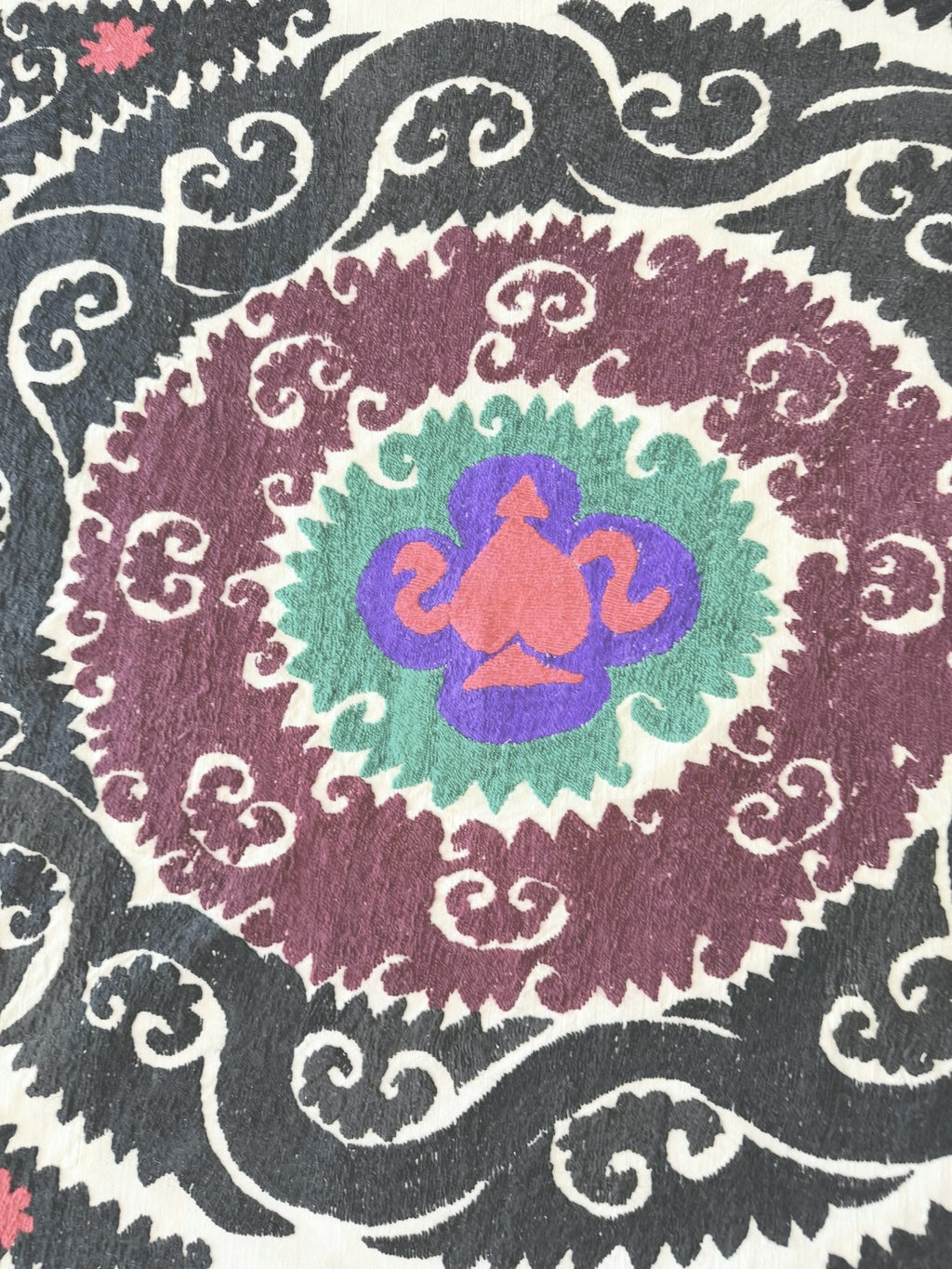 El İşlemesi Suzani Duvar Örtüsü 115 x 124 cm