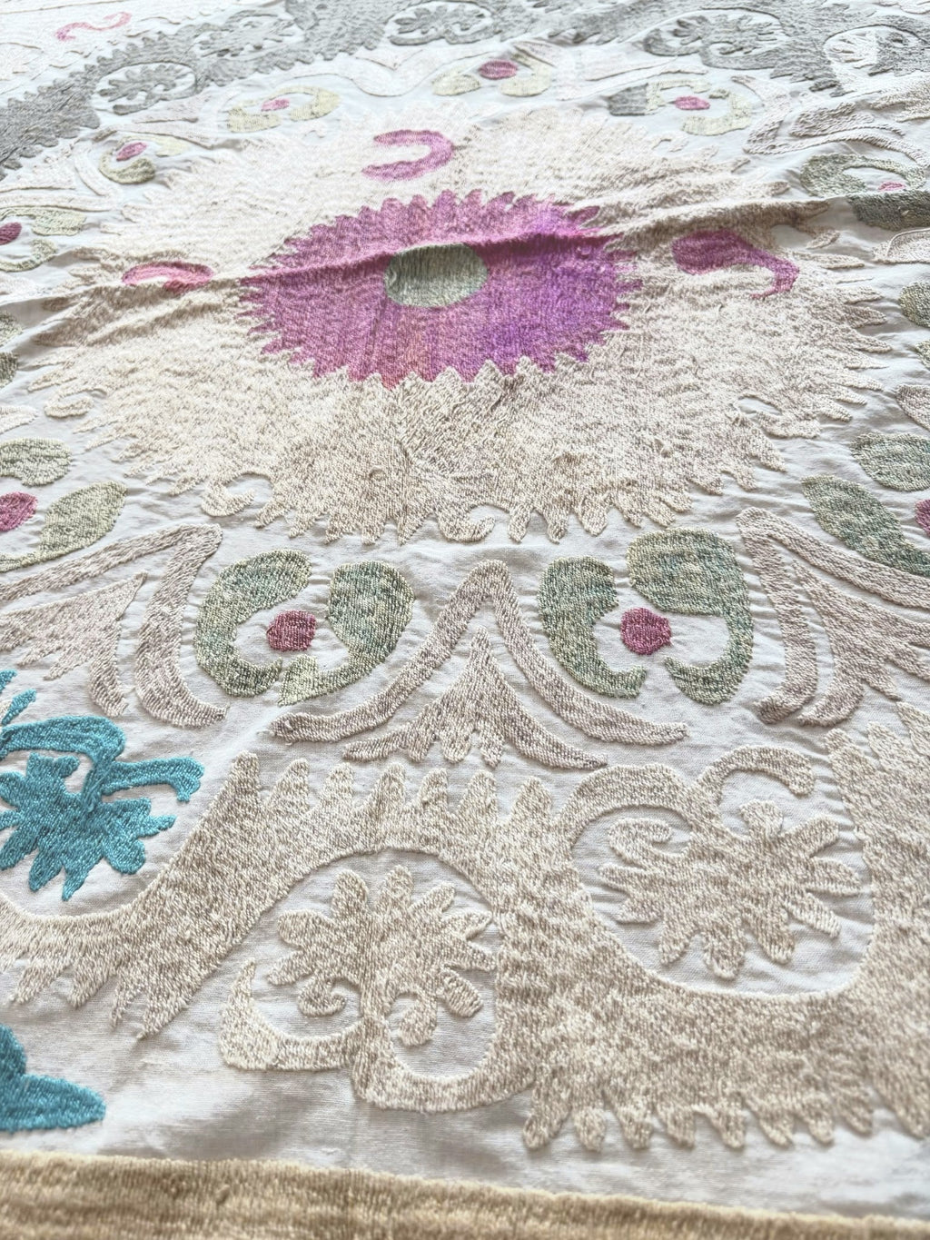 El İşlemesi Suzani Duvar Örtüsü 134 x 142 cm