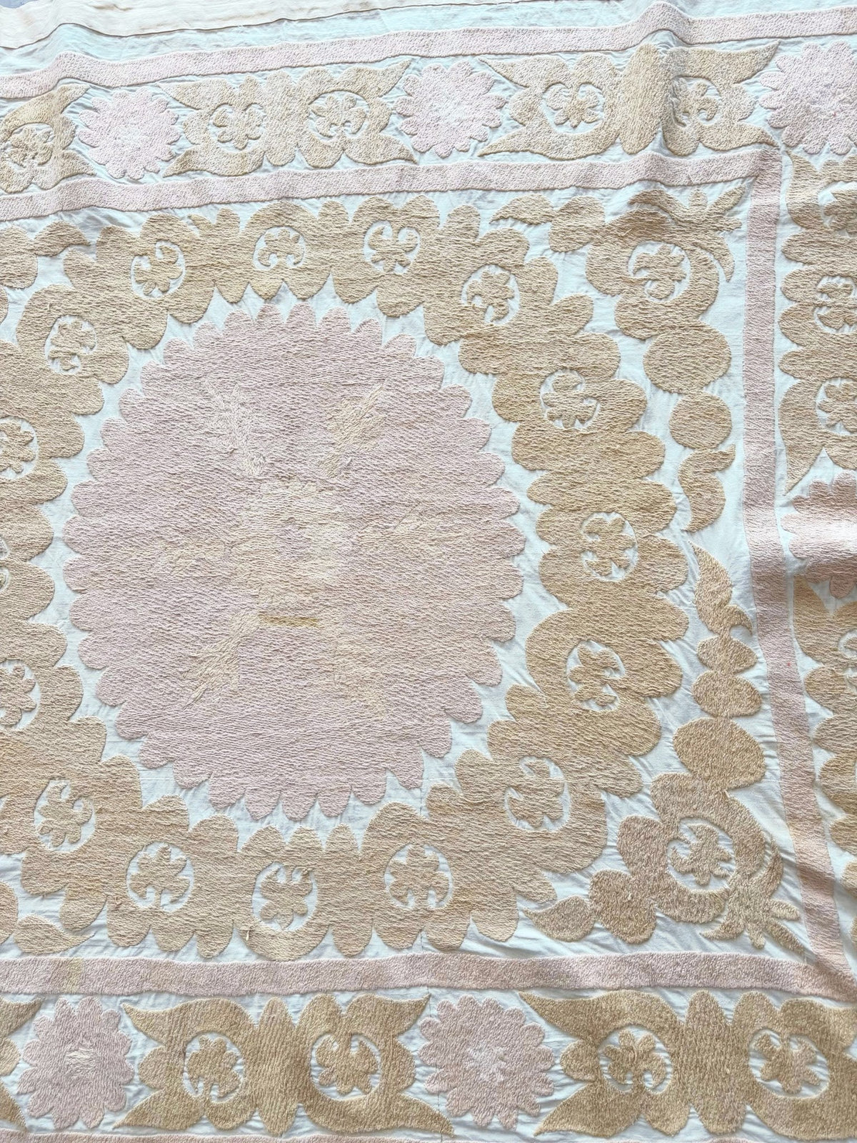 El İşlemesi Suzani Duvar Örtüsü 132 x 162 cm