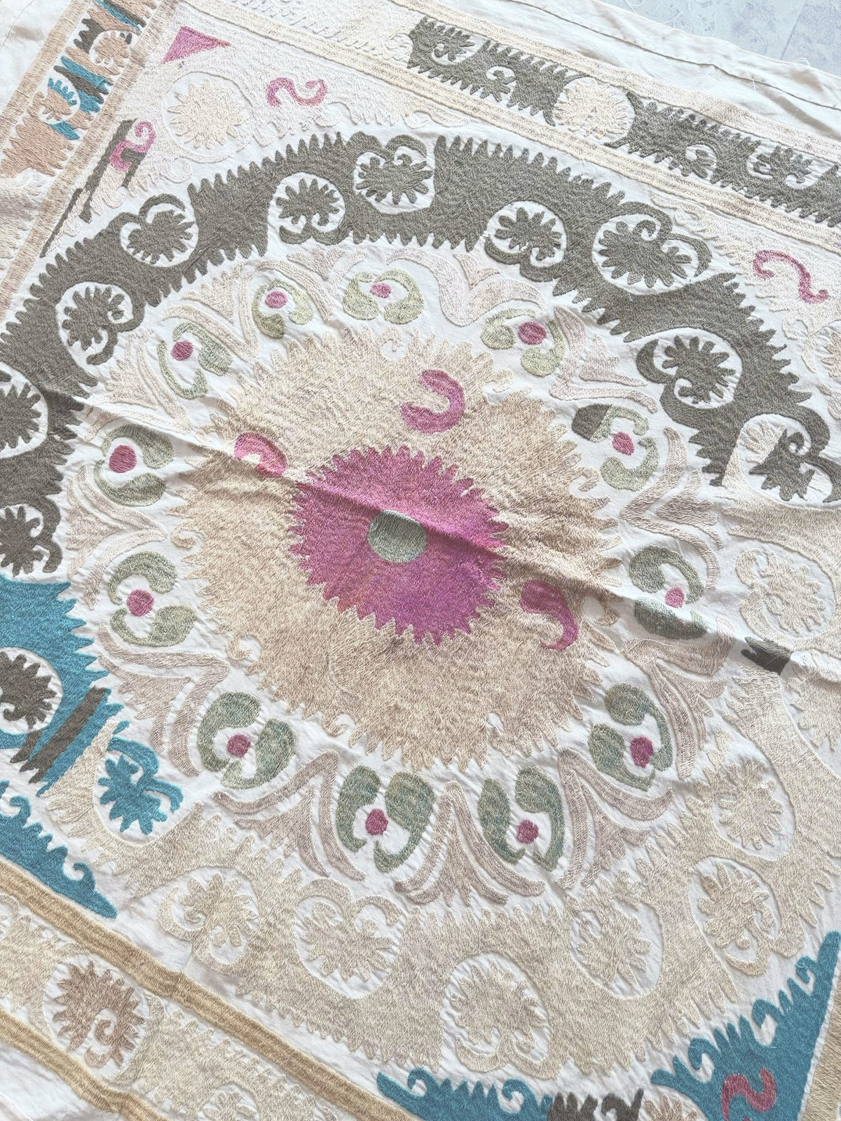 El İşlemesi Suzani Duvar Örtüsü 134 x 142 cm