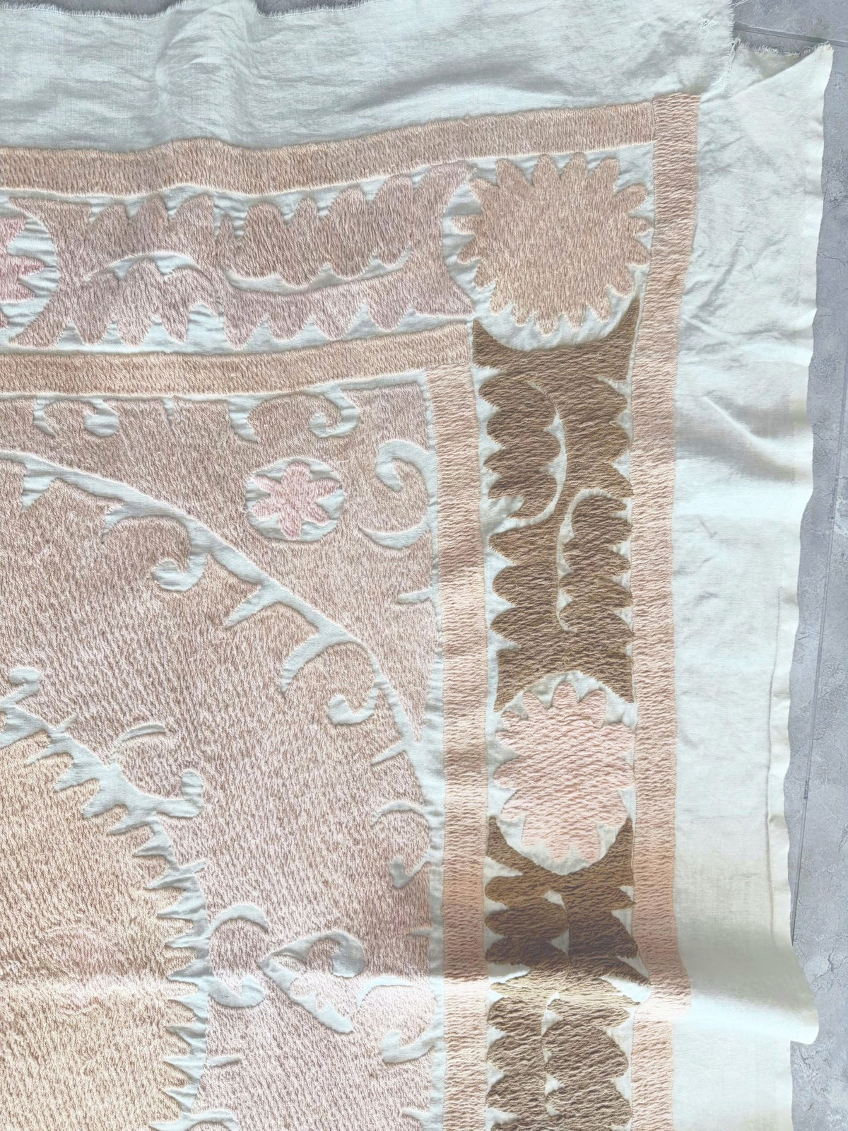 El İşlemesi Suzani Duvar Örtüsü 132 x 138 cm