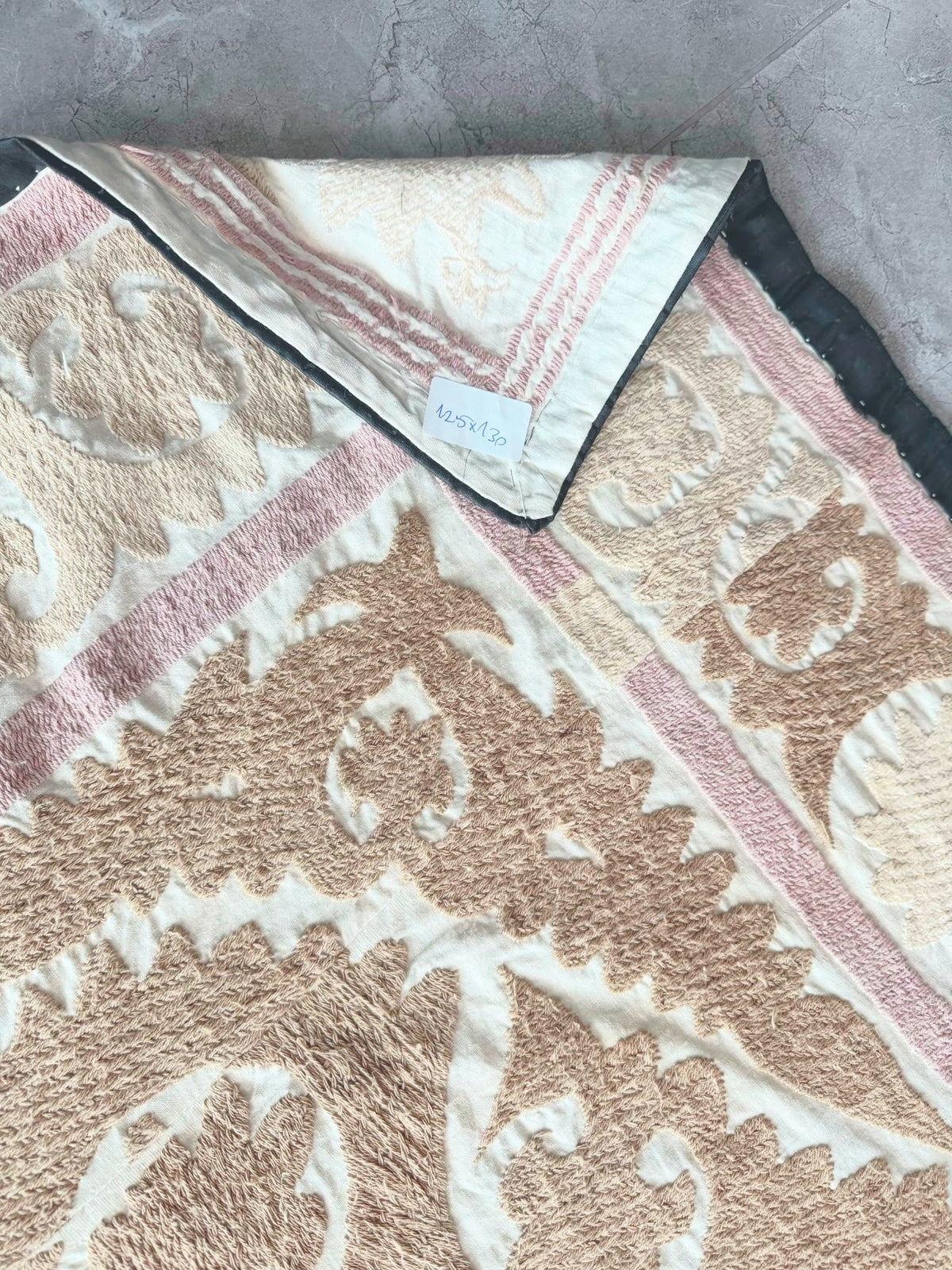 El İşlemesi Suzani Duvar Örtüsü 125 x 130 cm