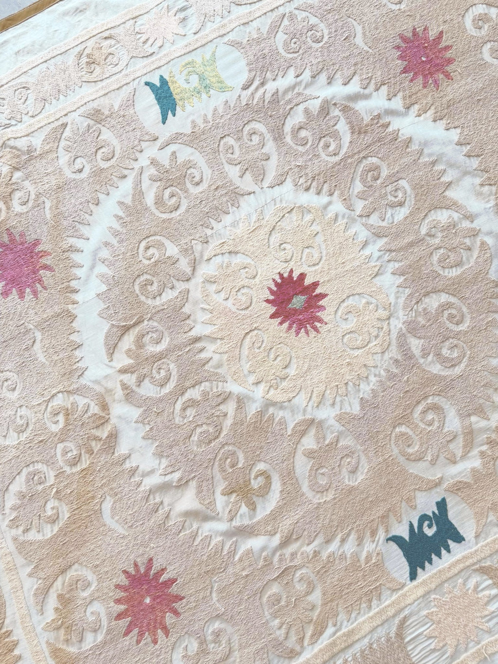 El İşlemesi Suzani Duvar Örtüsü 128 x 153 cm