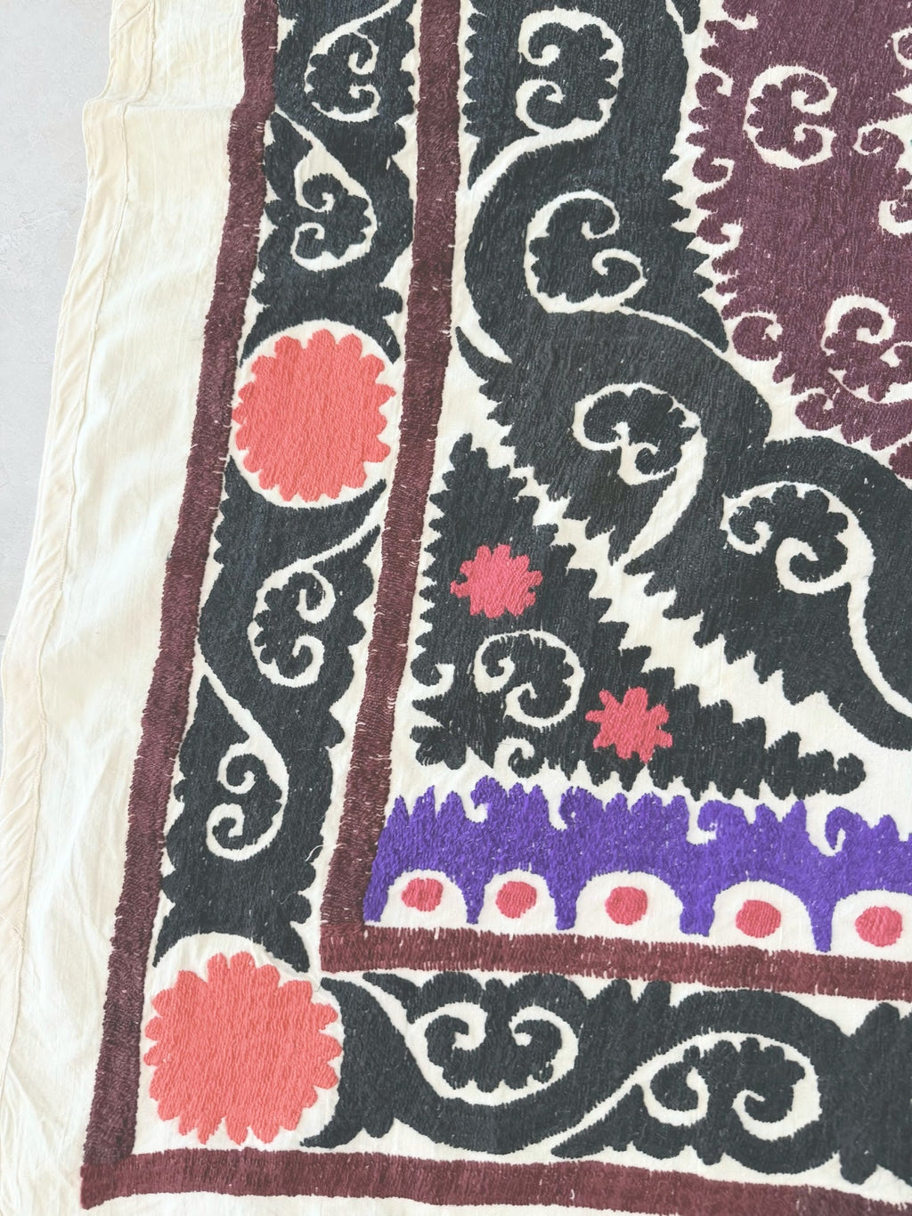 El İşlemesi Suzani Duvar Örtüsü 115 x 124 cm