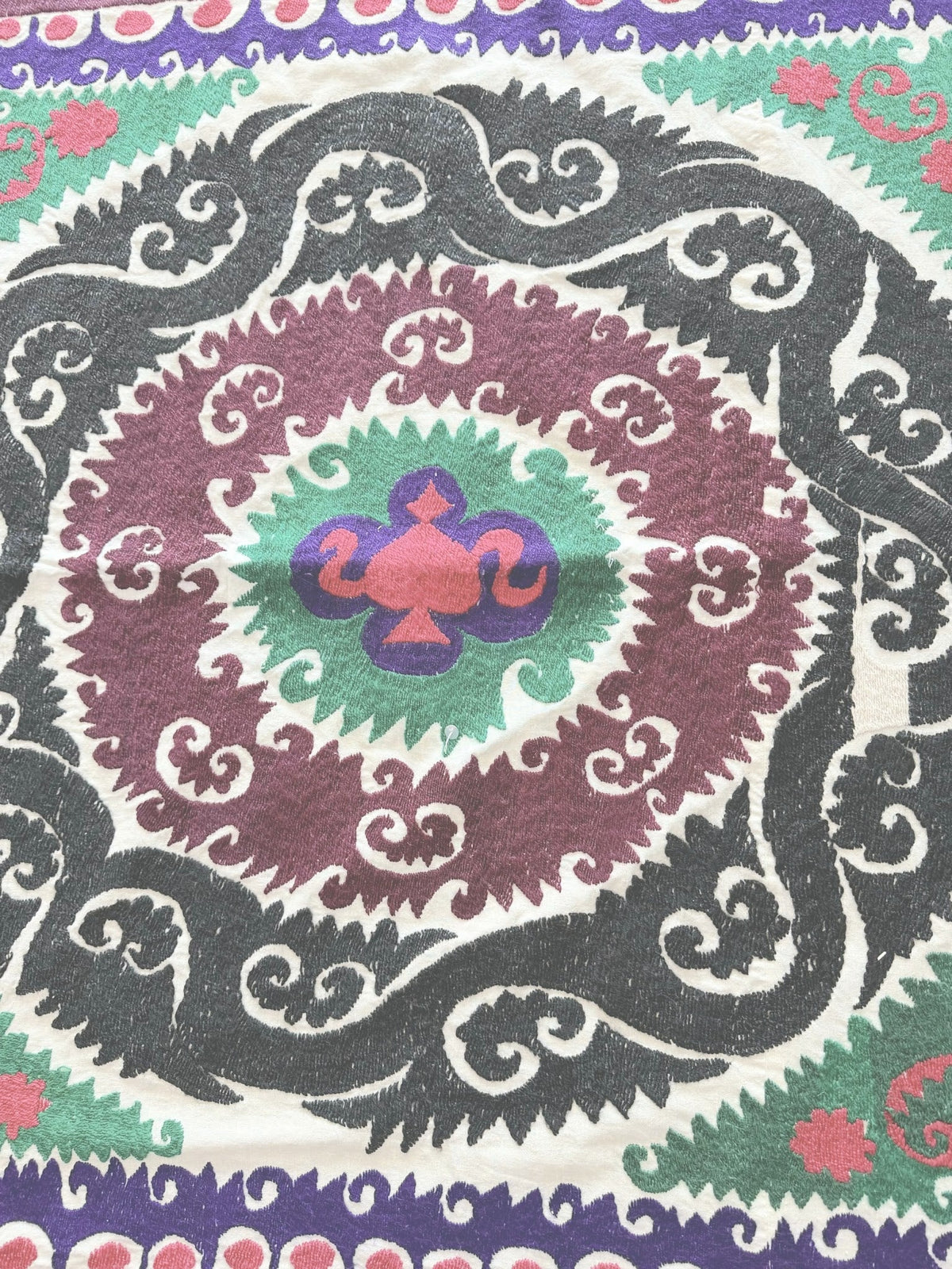 El İşlemesi Suzani Duvar Örtüsü 117 x 127 cm