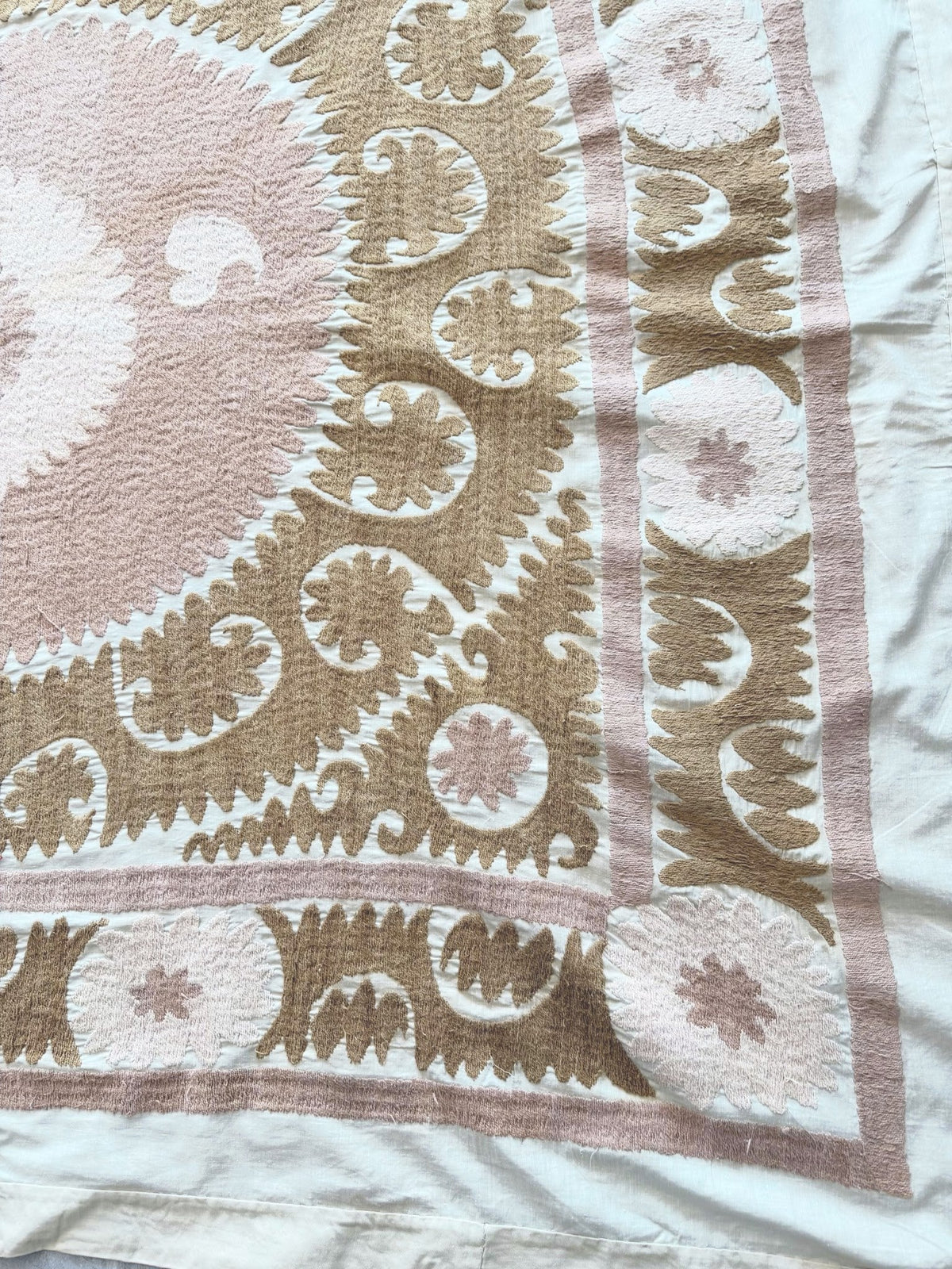 El İşlemesi Suzani Duvar Örtüsü 140 x 158 cm