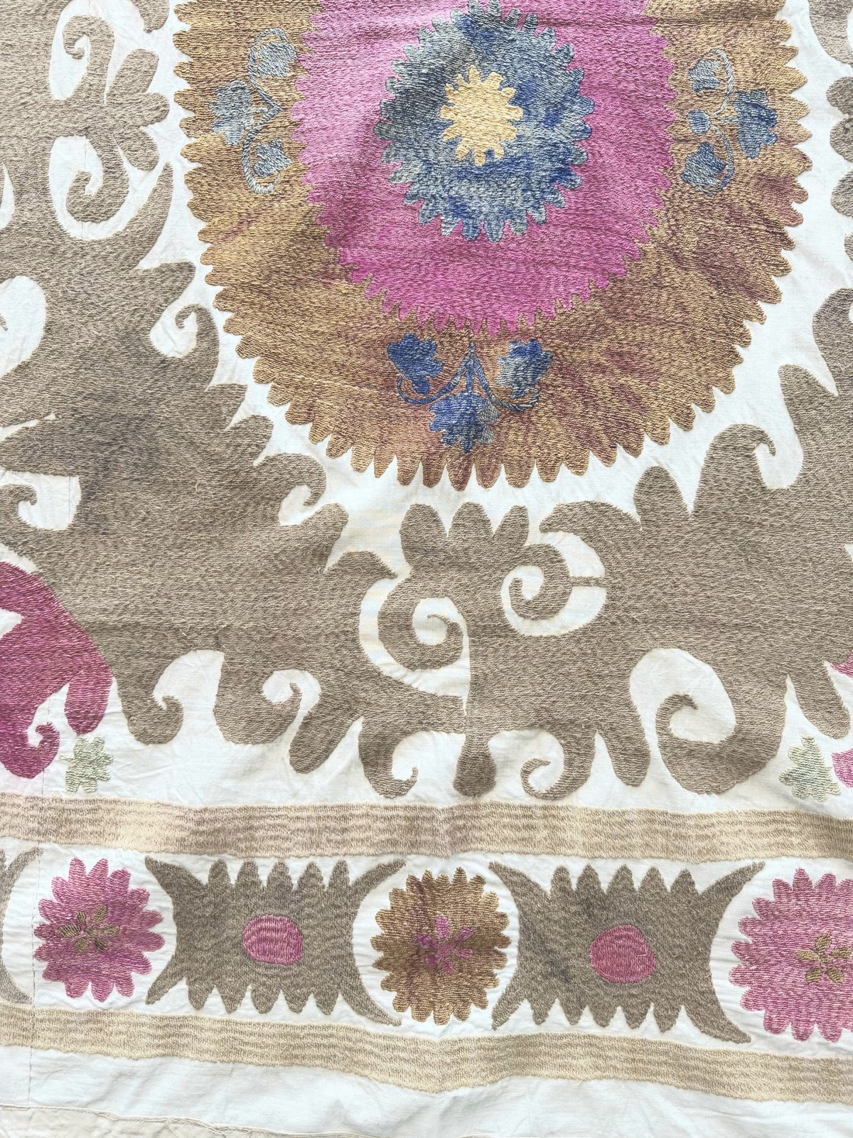 El İşlemesi Suzani Duvar Örtüsü 121 x 133 cm
