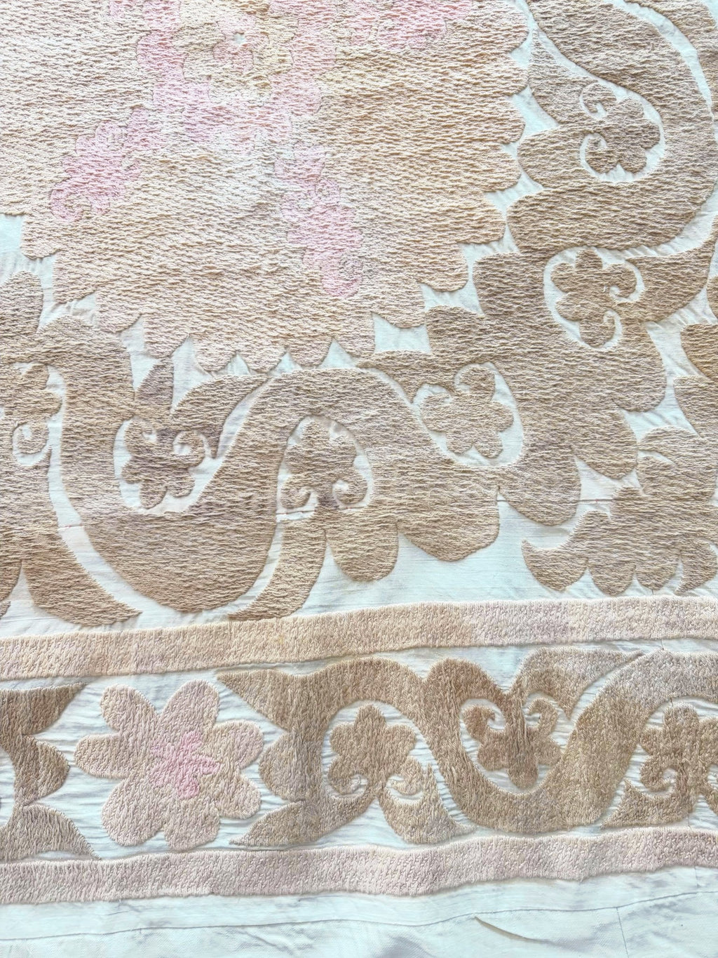 El İşlemesi Suzani Duvar Örtüsü 132 x 153 cm
