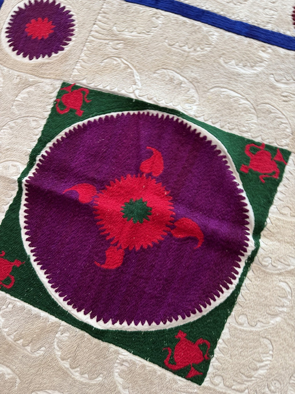 El İşlemesi Suzani Duvar Örtüsü 129 x 132 cm