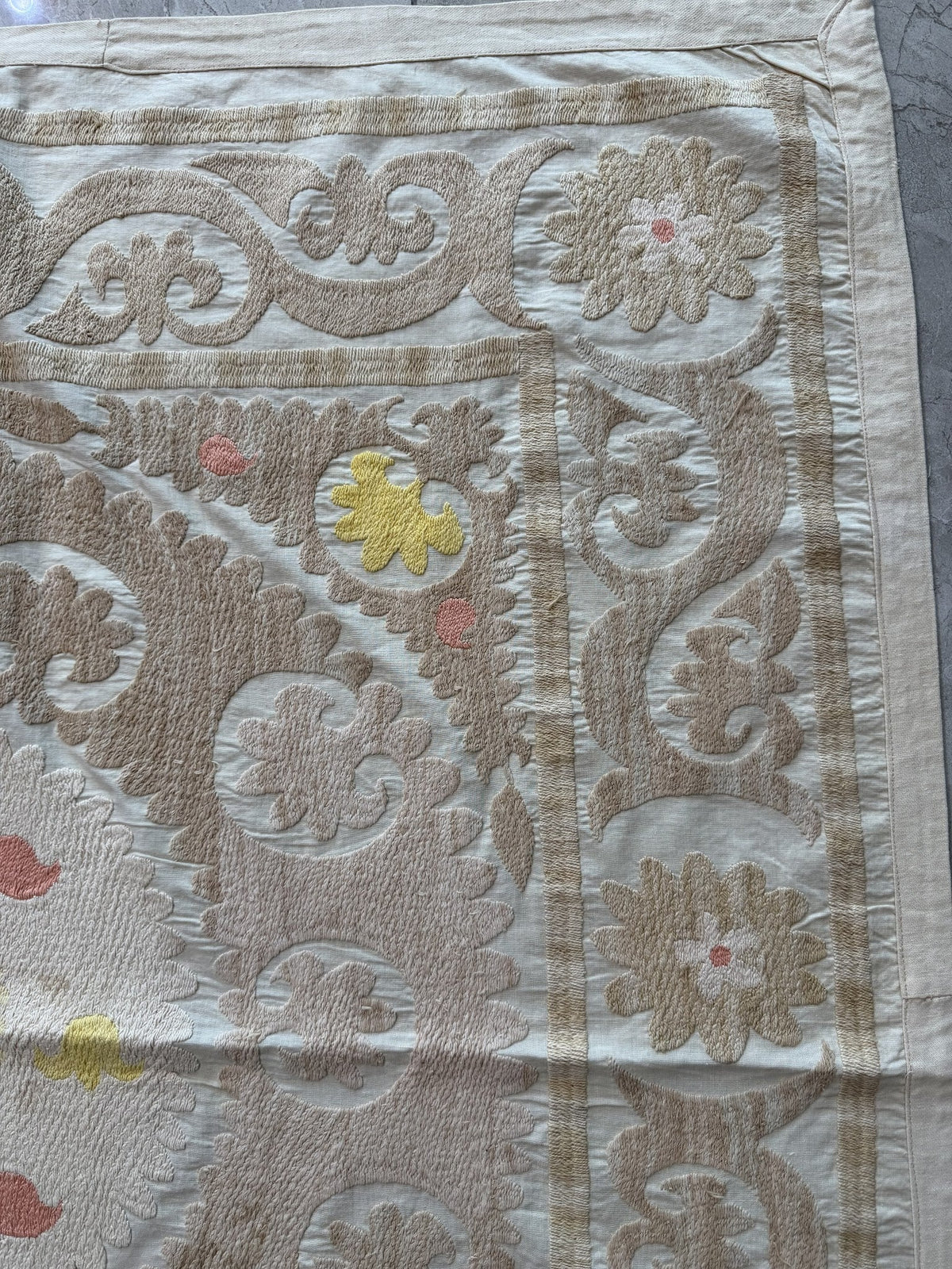 El İşlemesi Suzani Duvar Örtüsü 114 x 122 cm