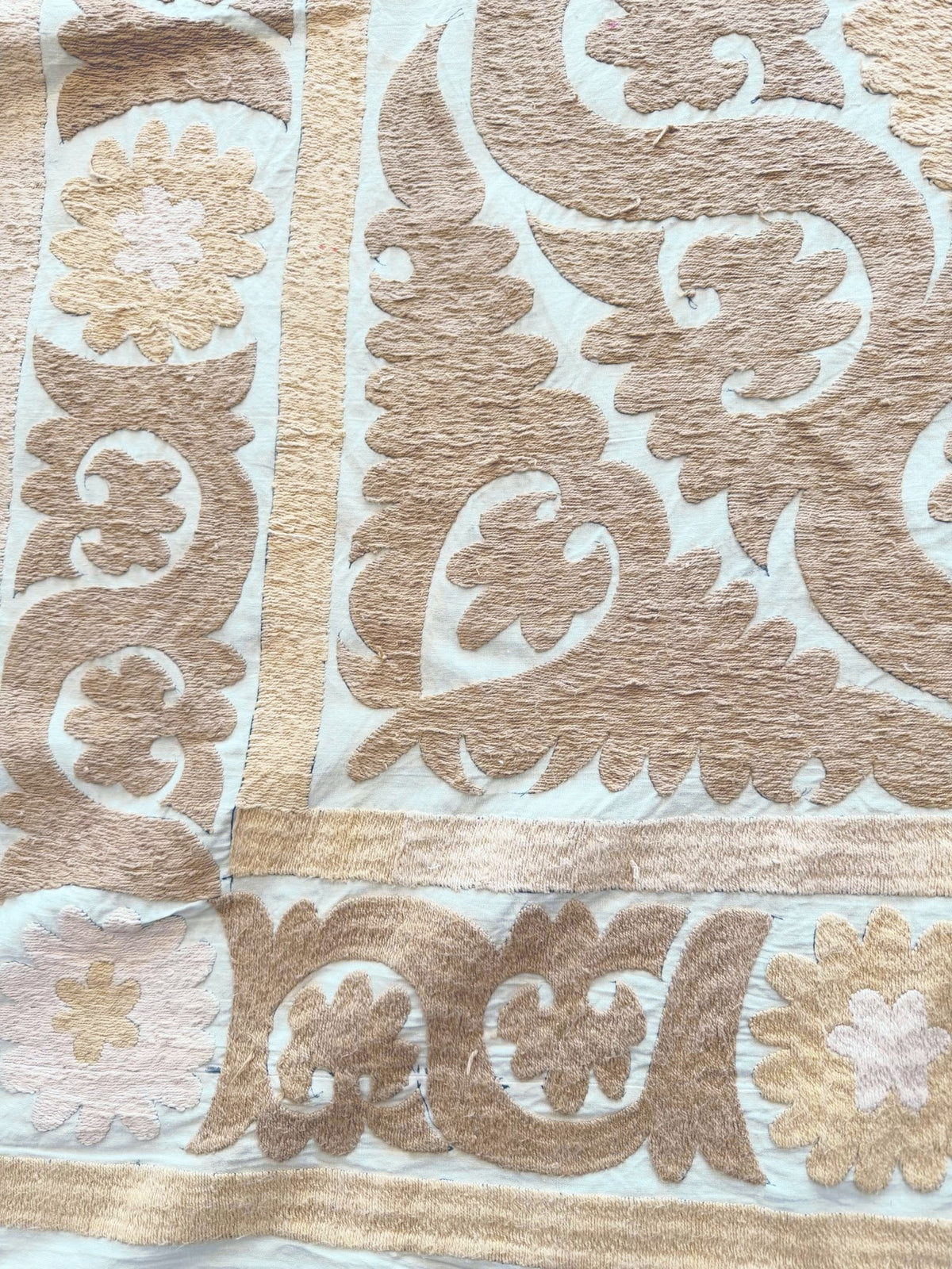 El İşlemesi Suzani Duvar Örtüsü 127 x 135 cm