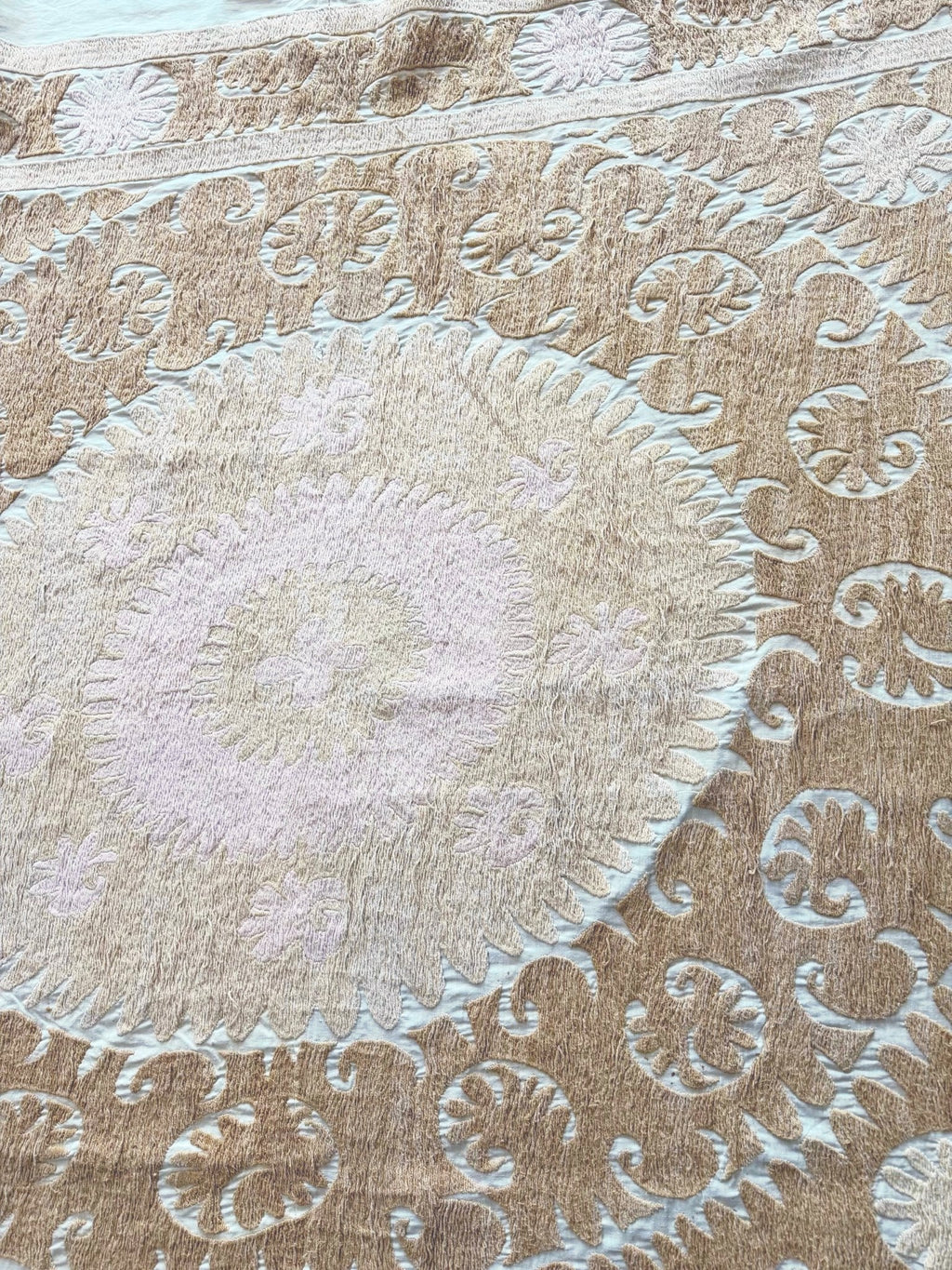 El İşlemesi Suzani Duvar Örtüsü 150 x 156 cm