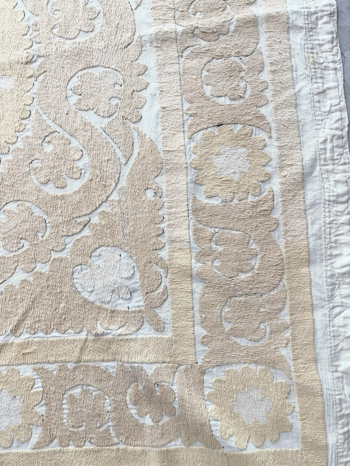 El İşlemesi Suzani Duvar Örtüsü 138 x 143 cm