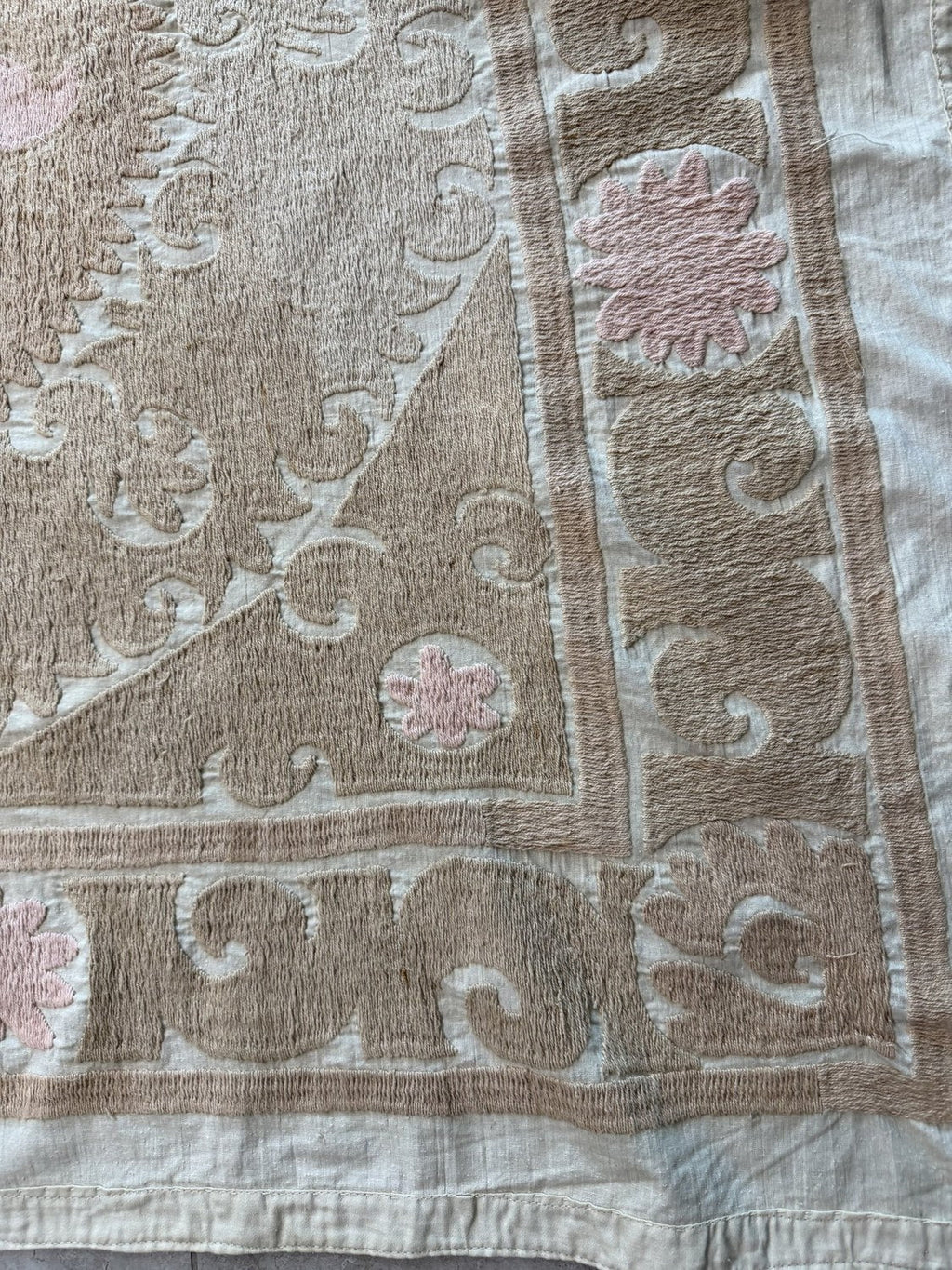 El İşlemesi Suzani Duvar Örtüsü 130 x 153 cm
