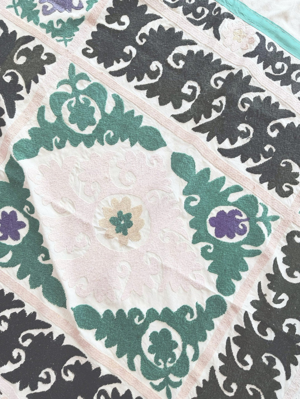 El İşlemesi Suzani Duvar Örtüsü 124 x 124 cm