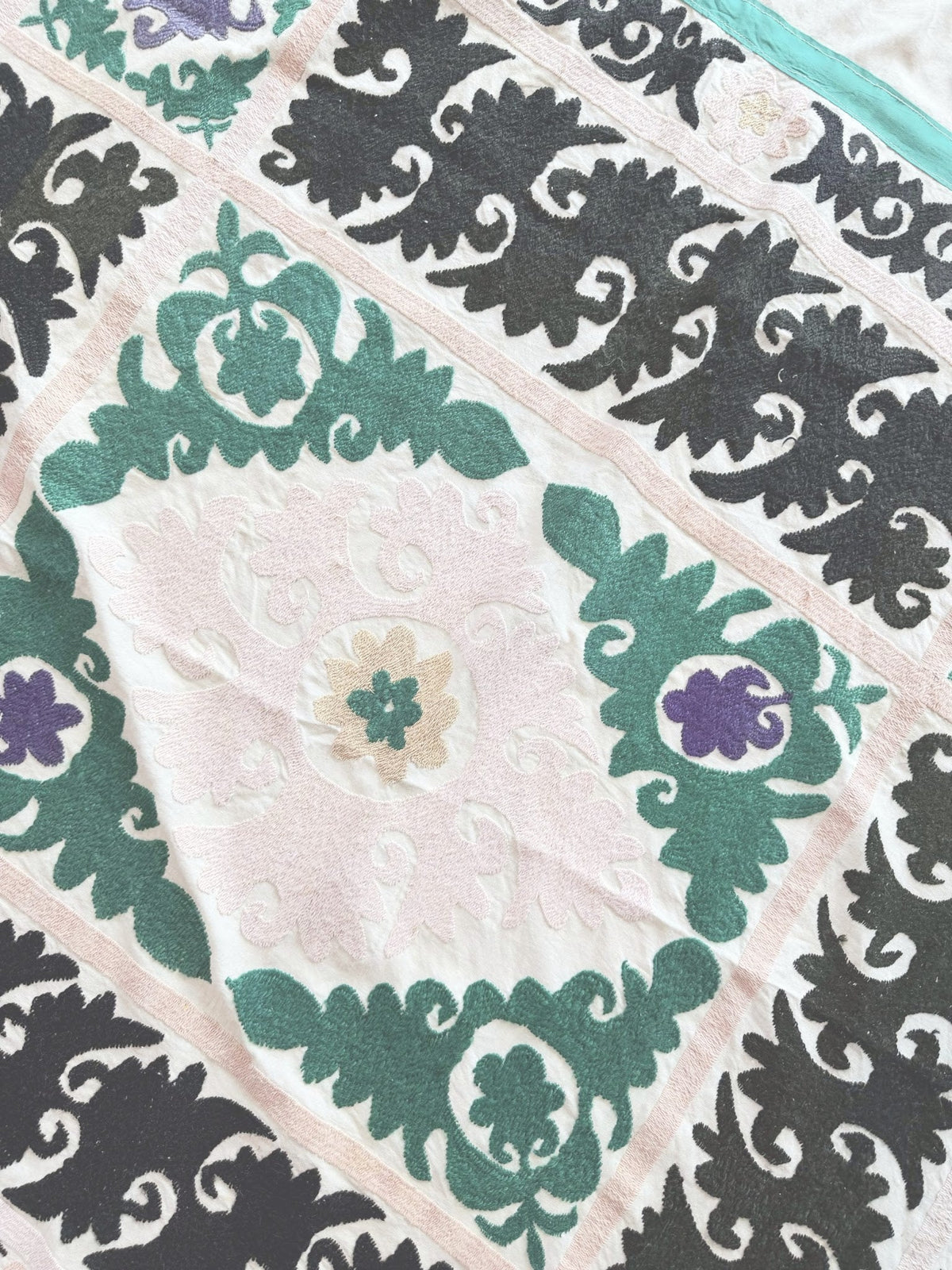 El İşlemesi Suzani Duvar Örtüsü 124 x 124 cm
