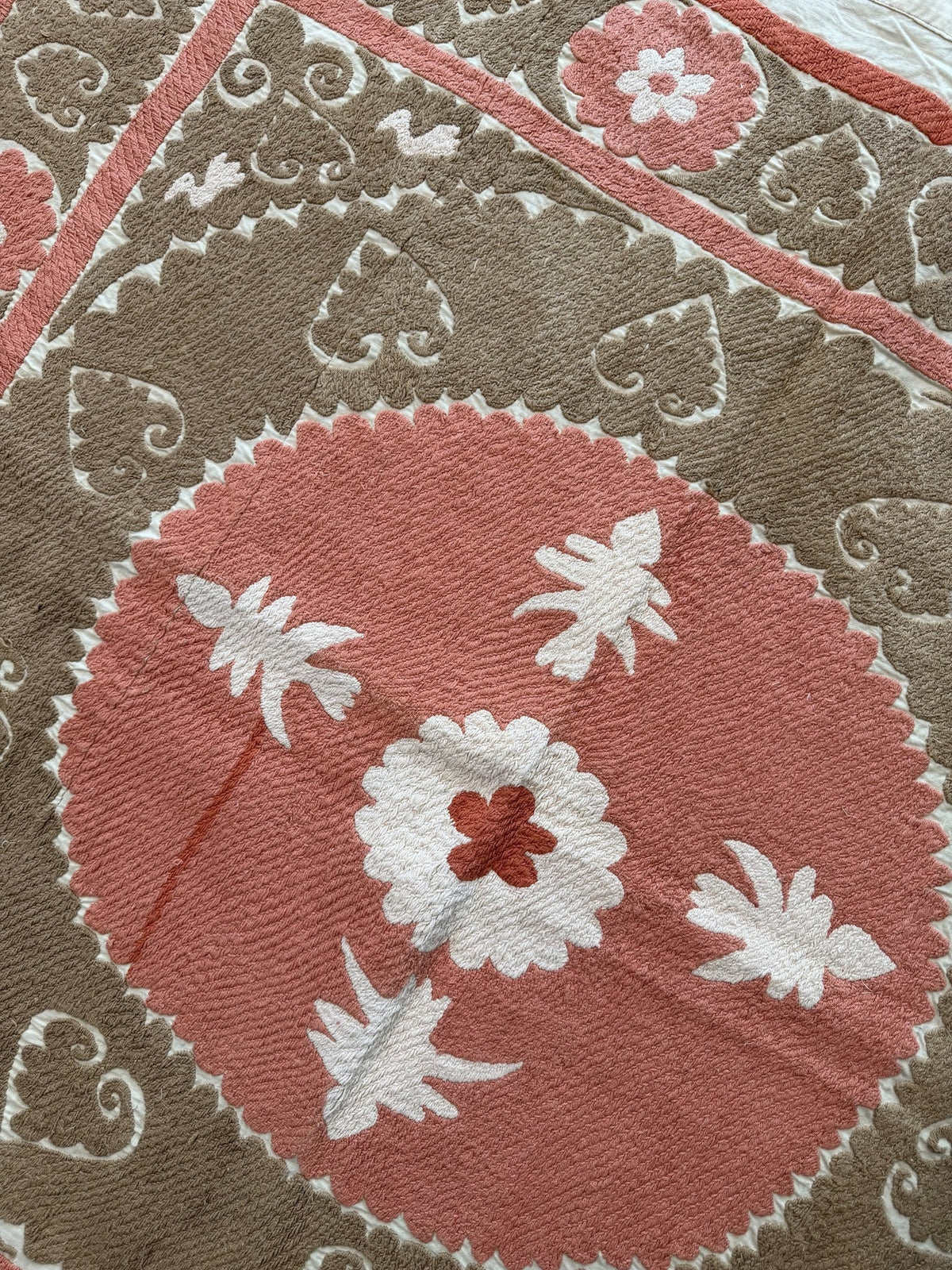 El İşlemesi Suzani Duvar Örtüsü 133 x 134 cm