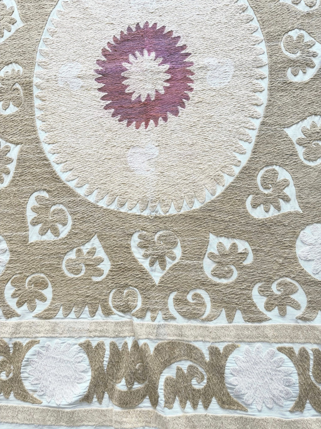 El İşlemesi Suzani Duvar Örtüsü 145 x 154 cm