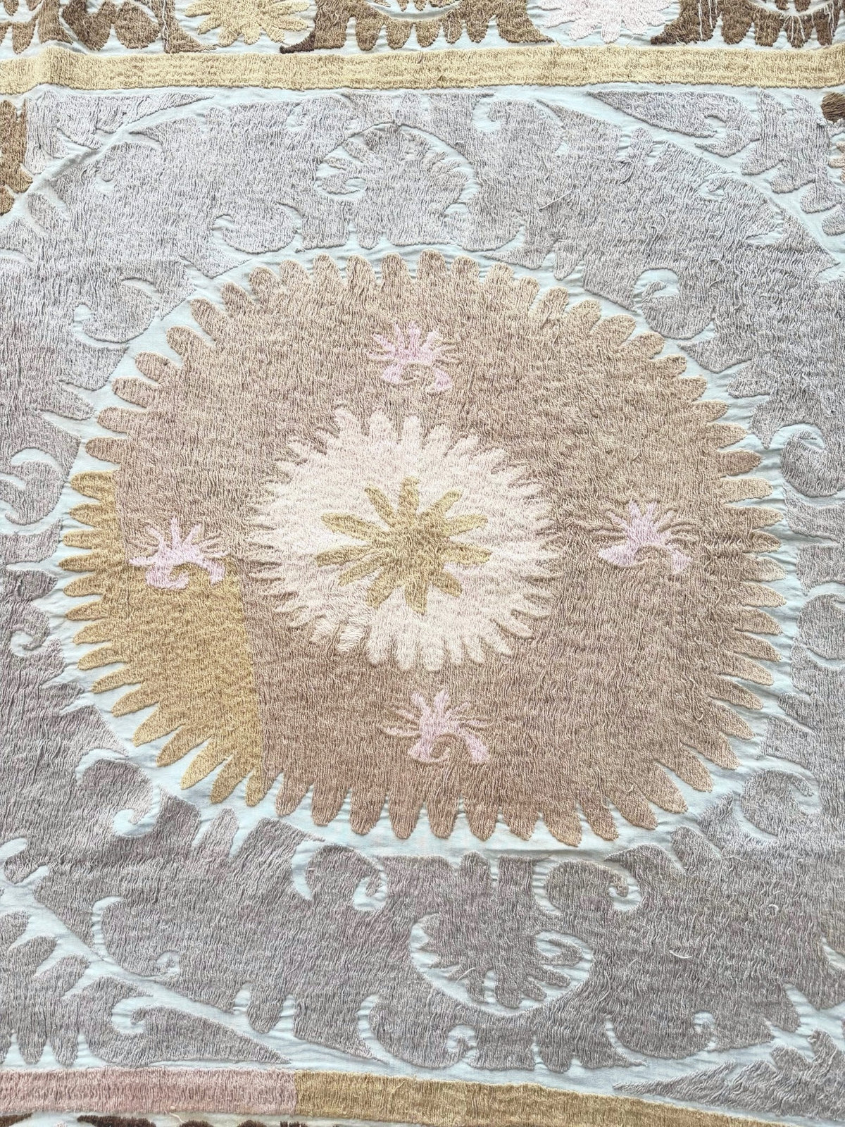 El İşlemesi Suzani Duvar Örtüsü 139 x 148 cm