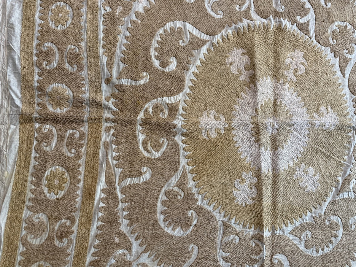 El İşlemesi Suzani Duvar Örtüsü 145 x 156 cm