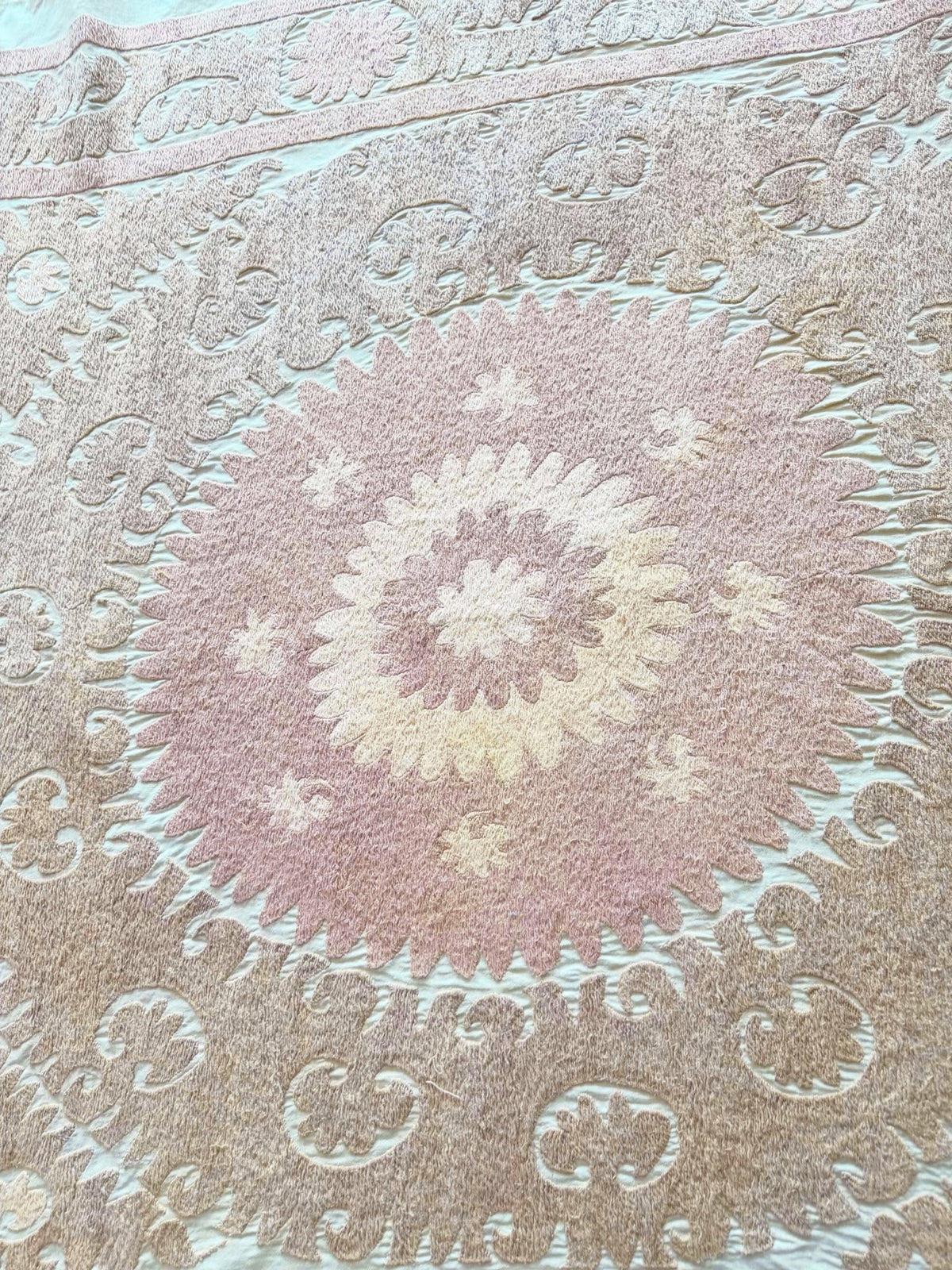 El İşlemesi Suzani Duvar Örtüsü 135 x 144 cm