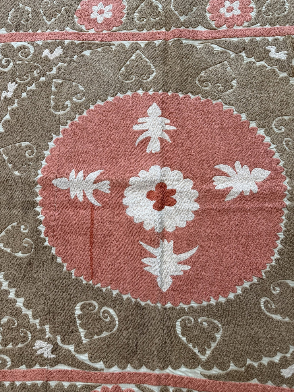 El İşlemesi Suzani Duvar Örtüsü 133 x 134 cm