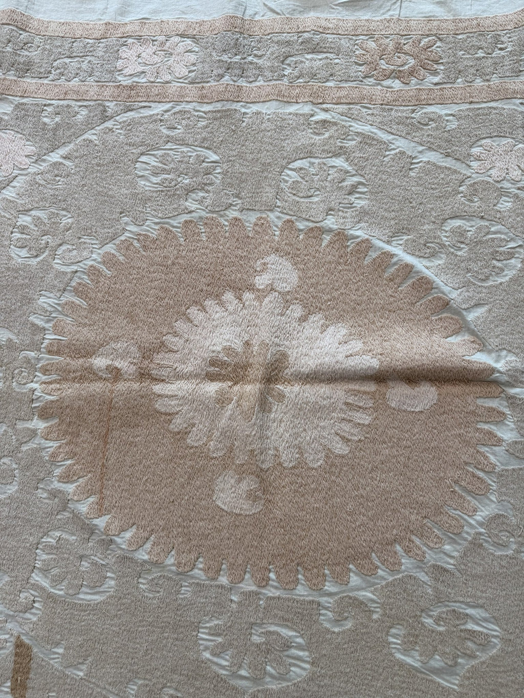El İşlemesi Suzani Duvar Örtüsü 131 x 133 cm