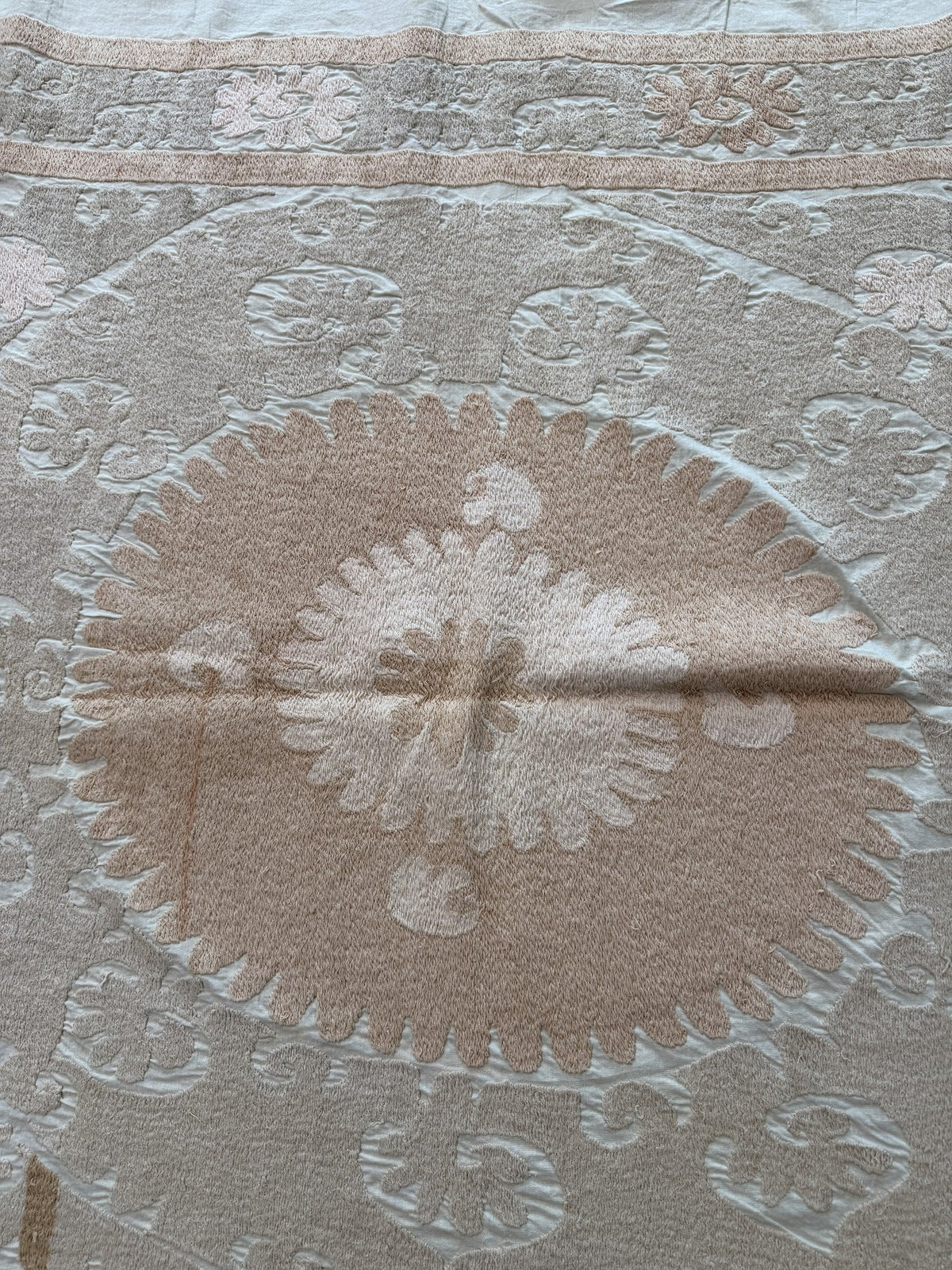 El İşlemesi Suzani Duvar Örtüsü 131 x 133 cm
