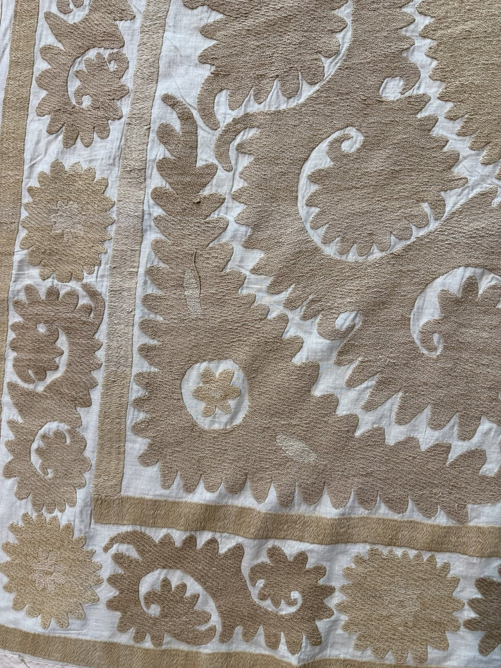 El İşlemesi Suzani Duvar Örtüsü 137 x 147 cm