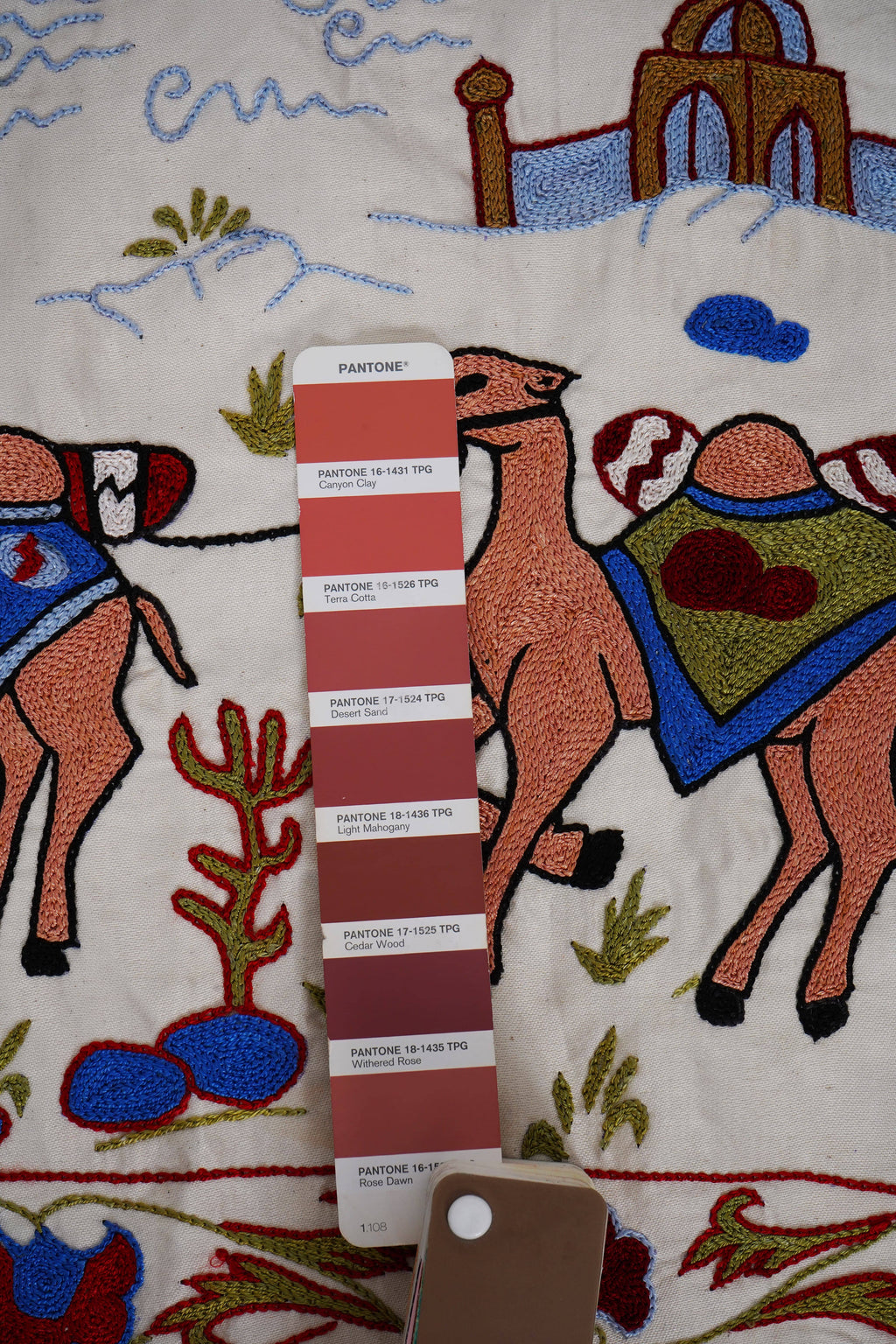 El İşlemesi Suzani Duvar Örtüsü 50 x 186 cm