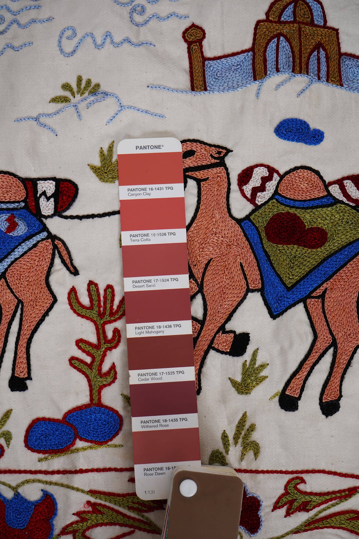 El İşlemesi Suzani Duvar Örtüsü 50 x 186 cm
