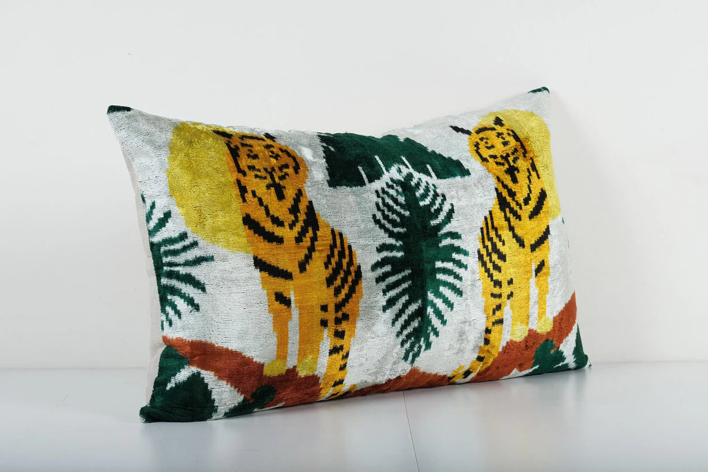 Kaplan Desenli İpek Ikat Kadife Kırlent Kılıfı 46 x 76 cm