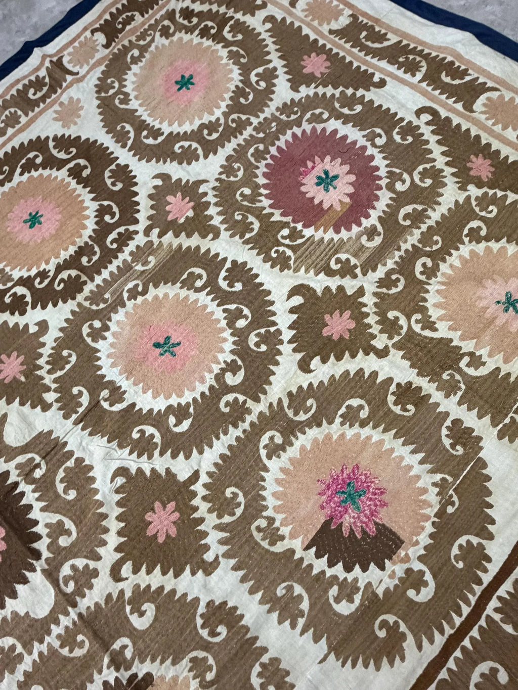 El İşlemesi Suzani Duvar Örtüsü 220 x 360 cm