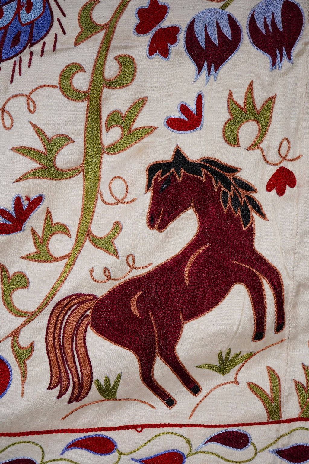 Tavus Kuşu Desenli Suzani Duvar Örtüsü 108 x 184 cm
