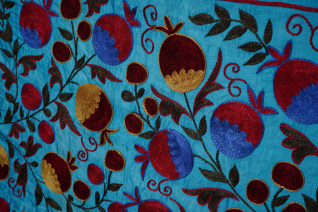 Tavus Kuşu Desenli Suzani Duvar Örtüsü 103 x 183 cm