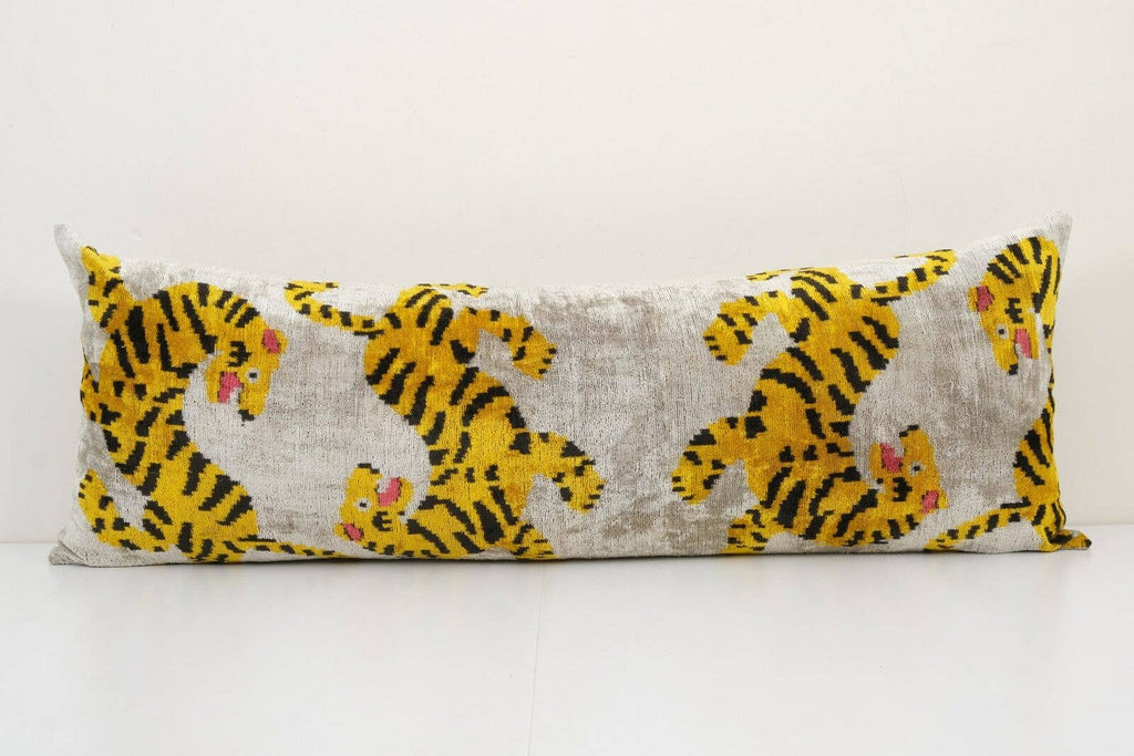 Kaplan Desenli İpek Ikat Kadife Kırlent Kılıfı 41 x 112 cm