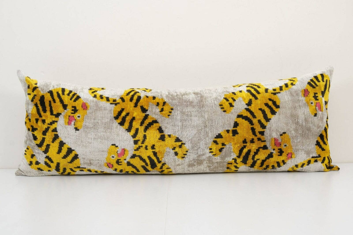 Kaplan Desenli İpek Ikat Kadife Kırlent Kılıfı 41 x 112 cm