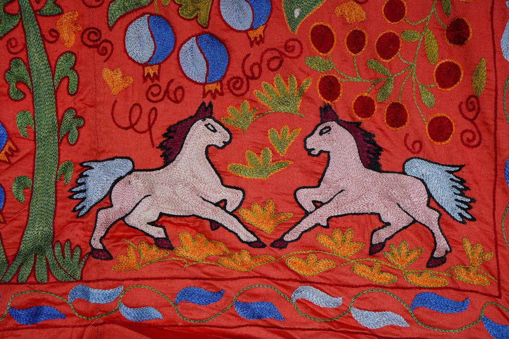 Tavus Kuşu Desenli Suzani Duvar Örtüsü 103 x 185 cm