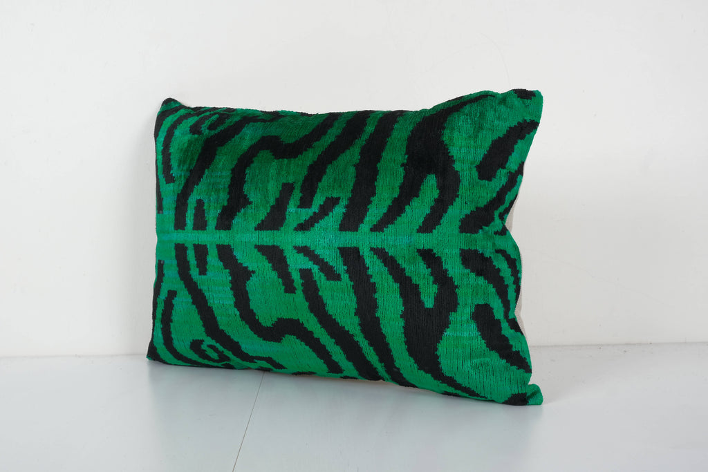Kaplan Desenli İpek Ikat Kadife Kırlent Kılıfı 41 x 56 cm