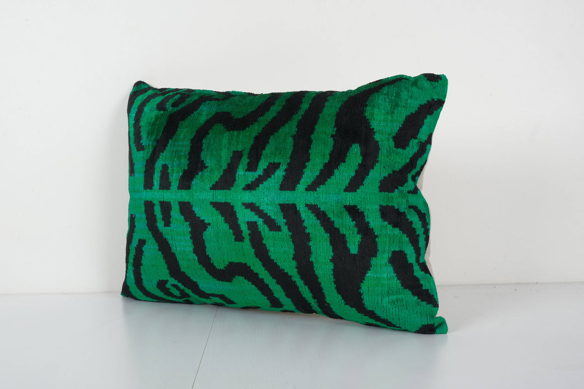 Kaplan Desenli İpek Ikat Kadife Kırlent Kılıfı 41 x 56 cm