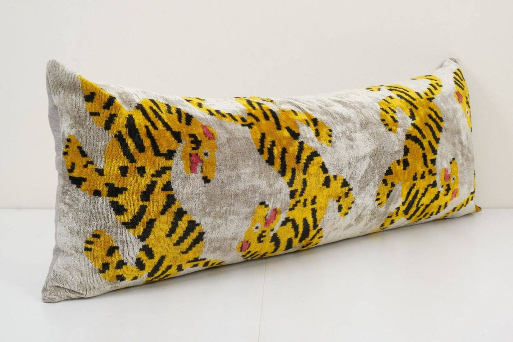 Kaplan Desenli İpek Ikat Kadife Kırlent Kılıfı 41 x 112 cm