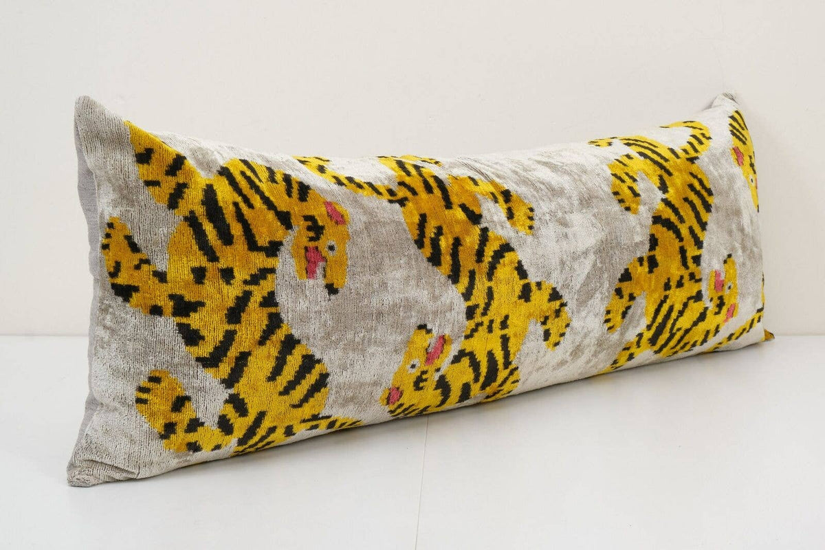 Kaplan Desenli İpek Ikat Kadife Kırlent Kılıfı 41 x 112 cm