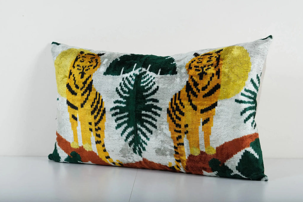 Kaplan Desenli İpek Ikat Kadife Kırlent Kılıfı 46 x 76 cm