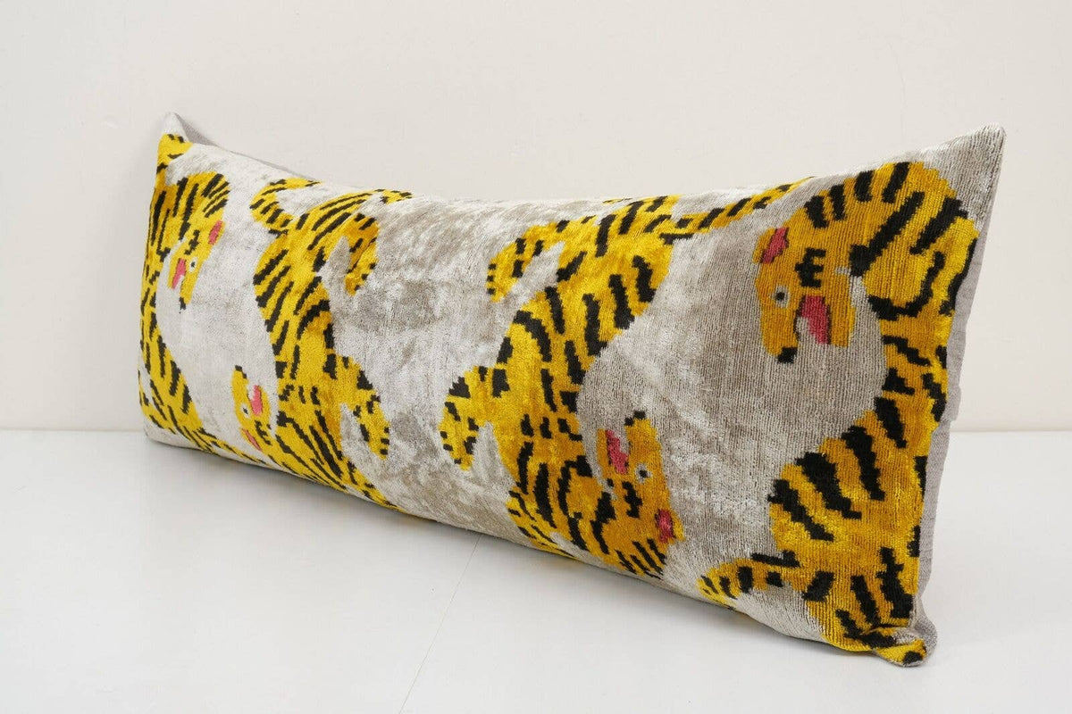 Kaplan Desenli İpek Ikat Kadife Kırlent Kılıfı 41 x 112 cm