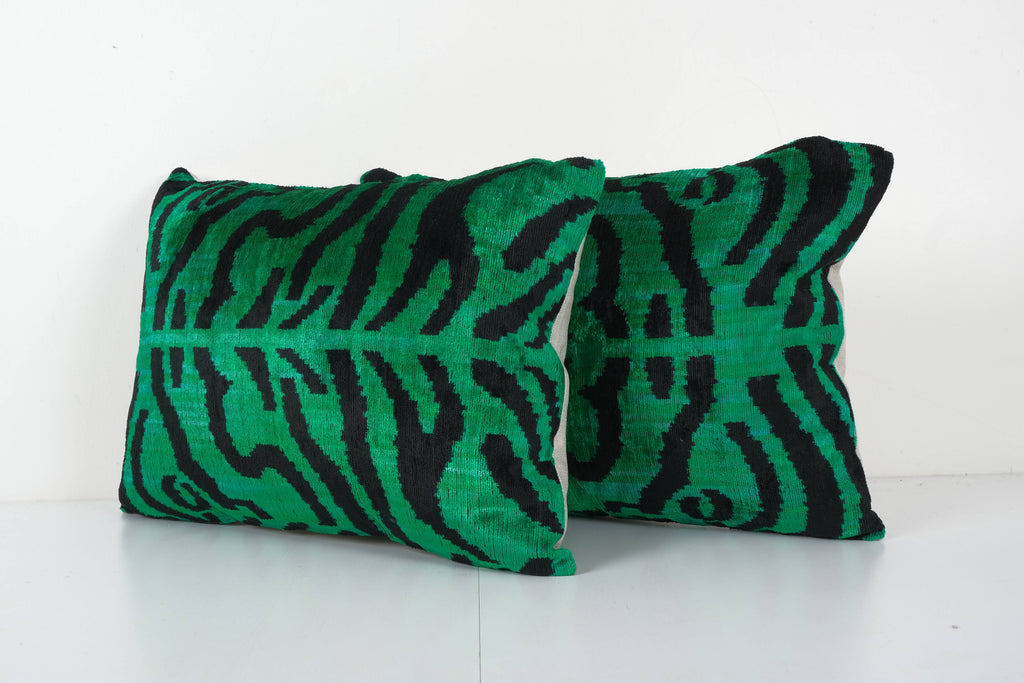 Kaplan Desenli İpek Ikat Kadife Kırlent Kılıfı 2'li Set 41 x 56 cm