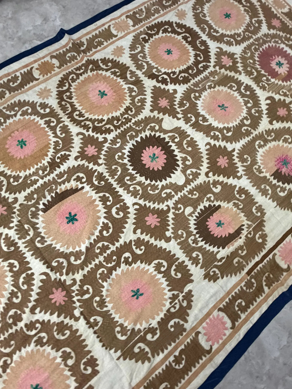El İşlemesi Suzani Duvar Örtüsü 220 x 360 cm
