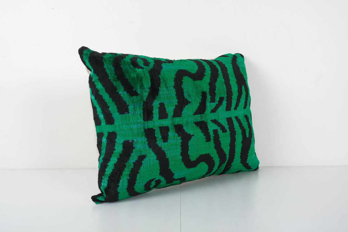 Kaplan Desenli İpek Ikat Kadife Kırlent Kılıfı 41 x 56 cm