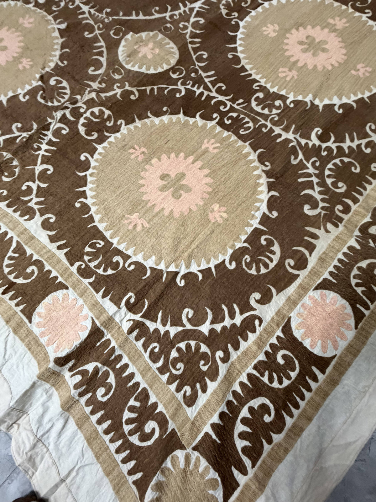 El İşlemesi Suzani Duvar Örtüsü 225 x 370 cm