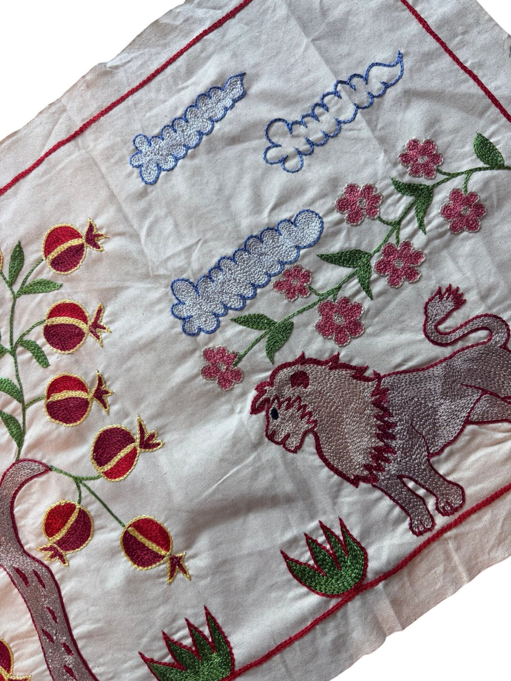 Özbek Aslan Figürlü El İşlemesi Suzani Duvar Örtüsü 50 x 140 cm